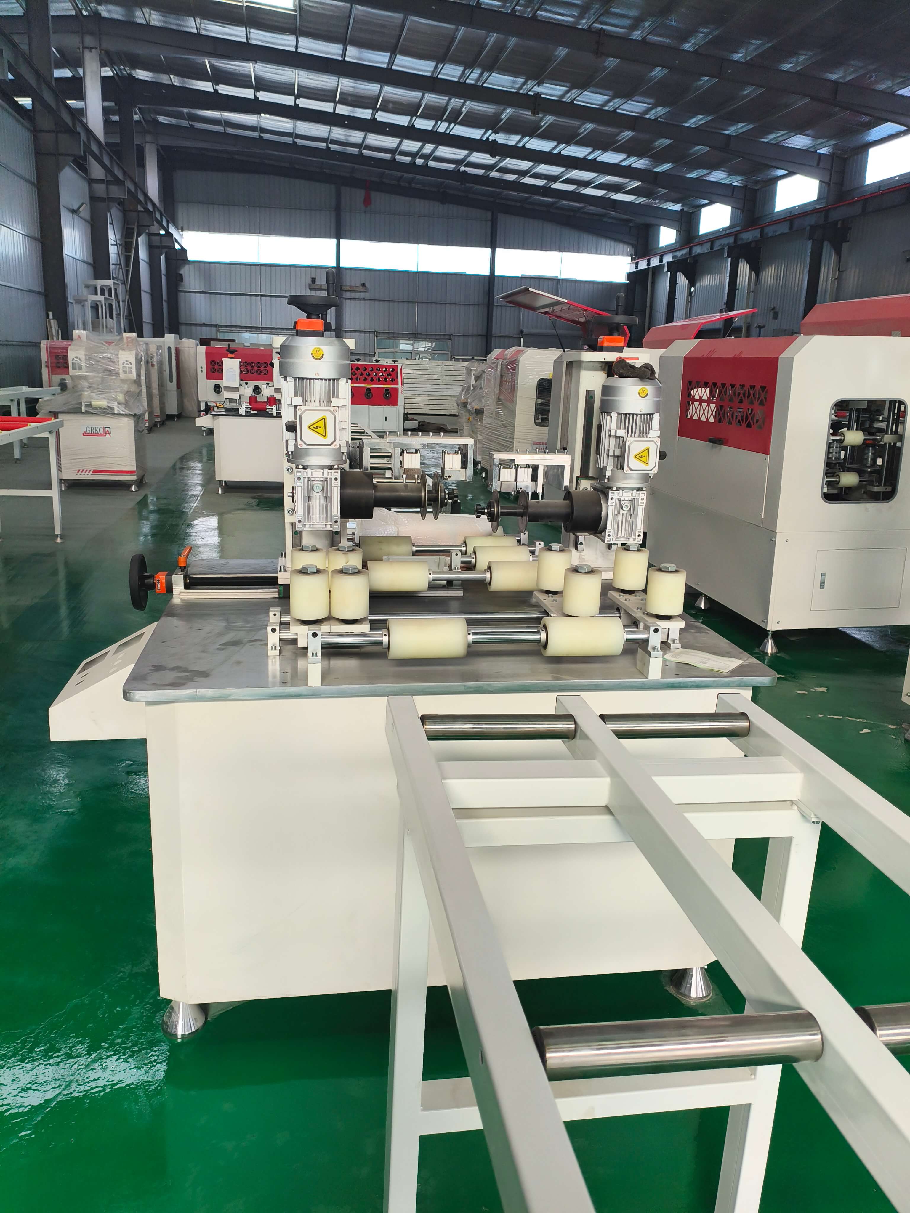 斷橋鋁開齒穿條設備如何提高鋁型材的隔熱性能